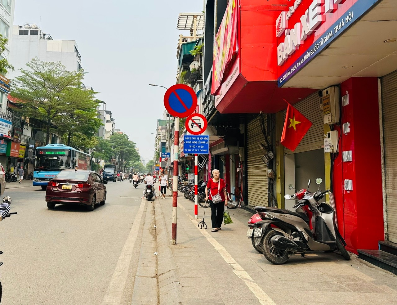 Nhiều người dân cho biết, sau khi chính quyền ra quân và thường xuyên nhắc nhở các hộ kinh doanh, vỉa hè tại các tuyến phố trở nên sạch đẹp. Điều này khiến cho cư dân sinh sống trên địa bàn cảm thấy vô cùng thoải mái. Ảnh: Quyên An.