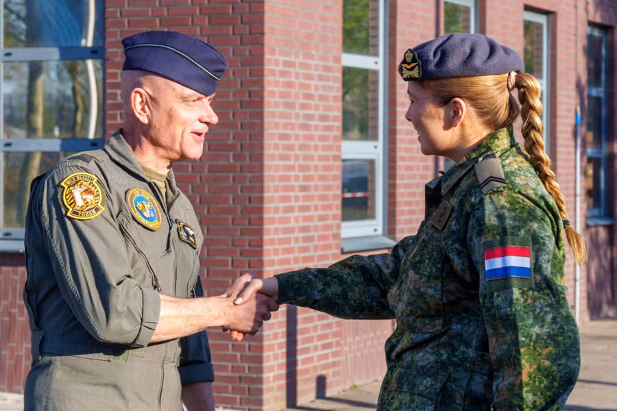 Công chúa Catharine-Amalia gặp gỡ Tư lệnh Không quân Hoàng gia Hà Lan - Trung tướng Andre Stor. komanduvach-ps-2048x1366.jpg