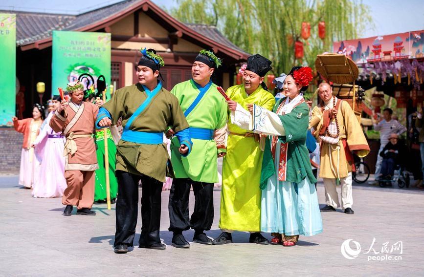 Công viên cổ trang Trung Quốc hút du khách trải nghiệm văn hóa nghìn năm - ảnh 1