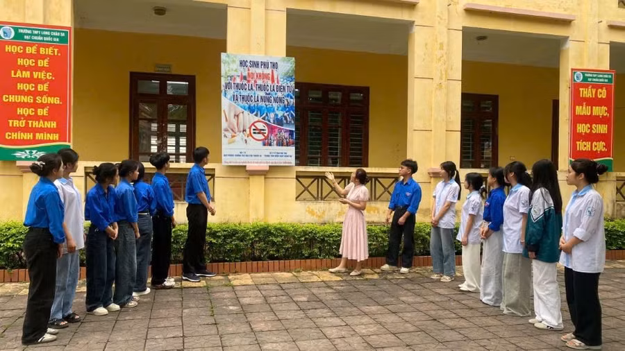 Giáo viên Trường THPT Long Châu Sa tuyên truyền cho học sinh về tác hại việc sử dụng thuốc lá.