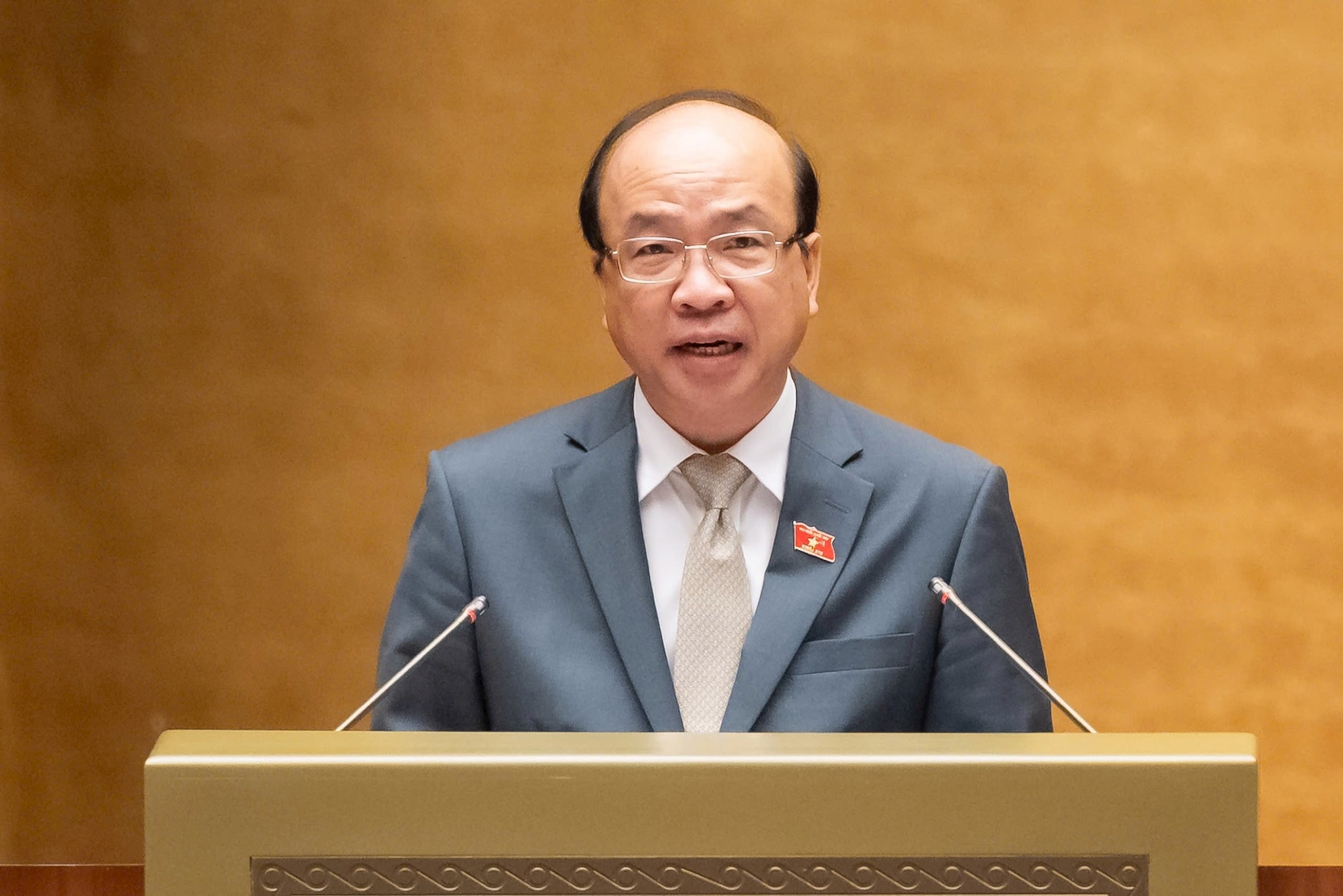 Chủ nhiệm Ủy ban Pháp luật và Tư pháp của Quốc hội Phan Chí Hiếu trình bày báo cáo thẩm tra. Ảnh: Quochoi.v