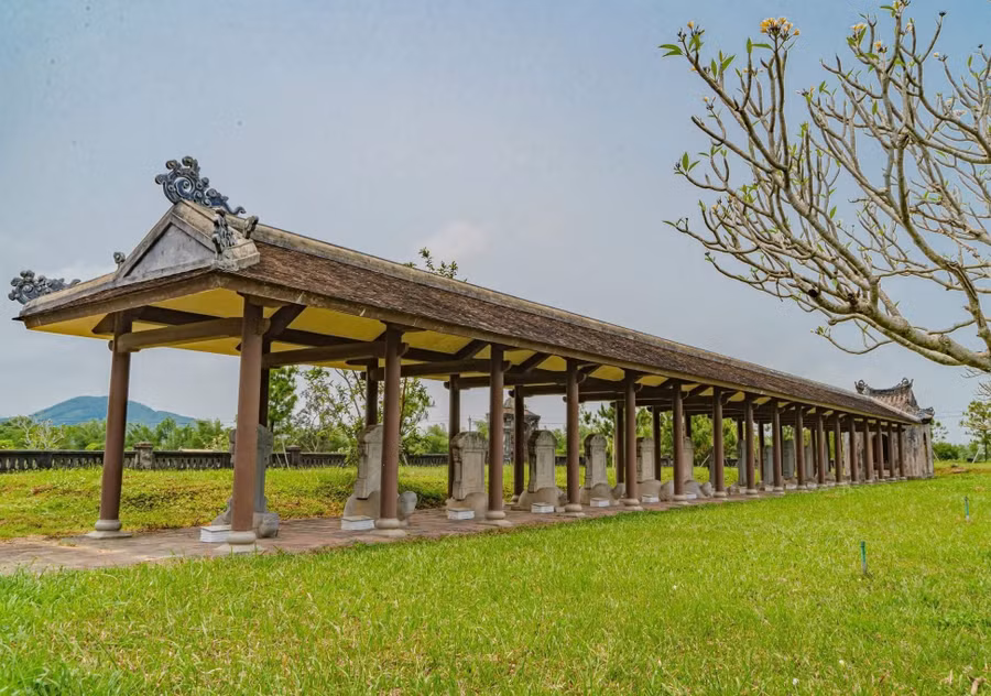 Triều Nguyễn tổ chức 39 khoa thi (1822 - 1919), lấy đỗ 558 đại khoa, trong đó Nguyễn Ý là Tiến sĩ đầu tiên và Dương Thiệu Tường là Tiến sĩ cuối cùng được khắc tên. vi-dai-khoa-dau-tien-va-cuoi-cung-duoc-khac-ten-tren-bia-da-van-mieu-hue-2.jpg