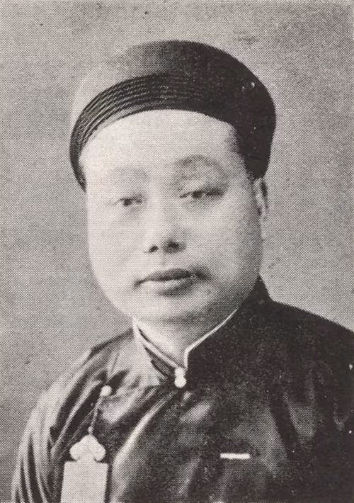 Chân dung Tiến sĩ Dương Thiệu Tường. vi-dai-khoa-dau-tien-va-cuoi-cung-duoc-khac-ten-tren-bia-da-van-mieu-hue-1.png