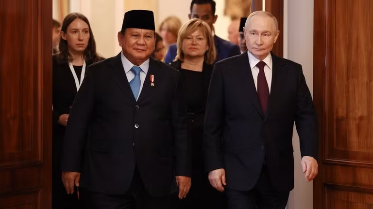 Tổng thống Indonesia Prabowo Subianto (trái) và Tổng thống Nga Vladimir Putin tại Điện Kremlin, ngày 13/4/2026.