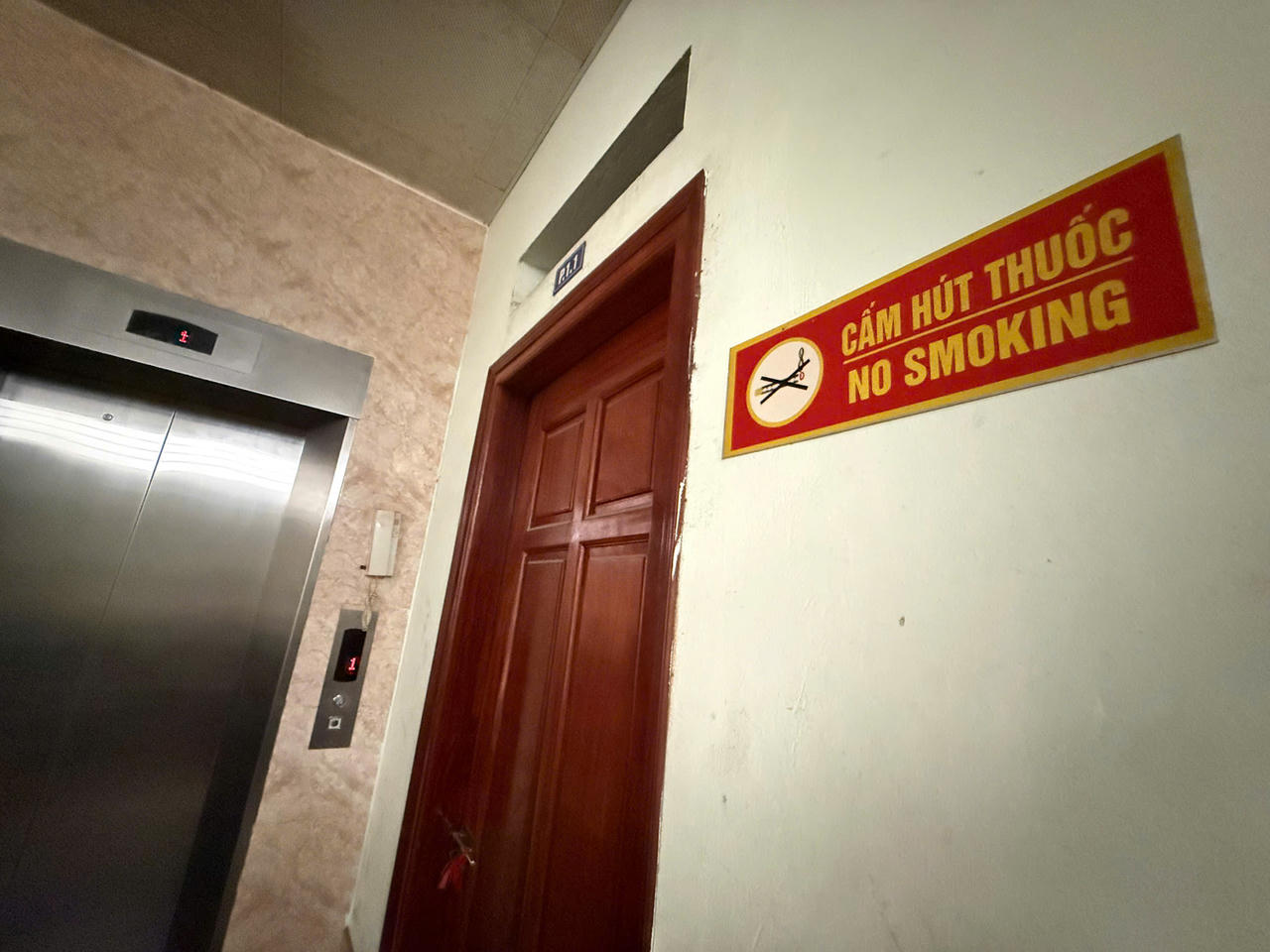 Theo chị Tươi, tại khu chung cư, dù biển cấm hút thuốc được treo ngay lối ra vào tòa nhà, ở vị trí khá dễ nhìn, nhưng tình trạng hút thuốc vẫn diễn ra. Nhiều người dường như không mấy để ý, hoặc có thấy quy định nhưng vẫn bỏ qua, khiến mùi khói thuốc tiếp tục len vào không gian sống chung của cư dân. (Ảnh: NVCC).