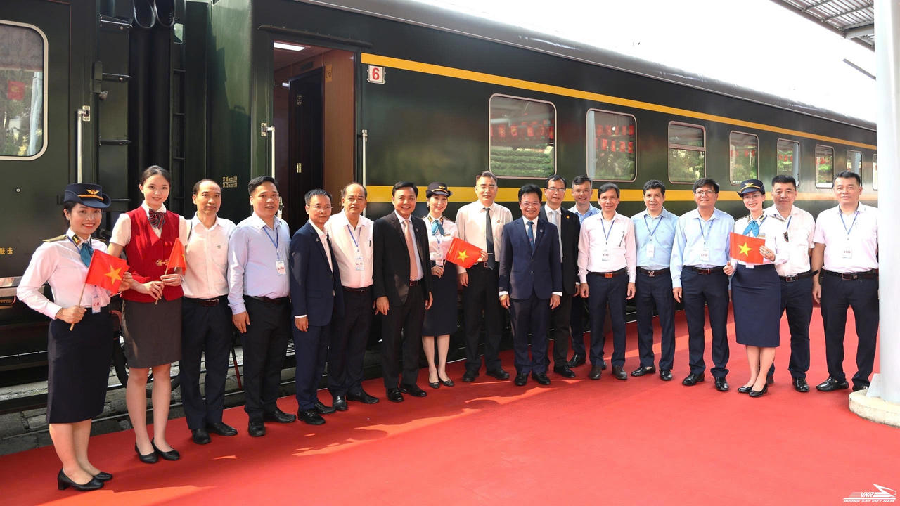 Lãnh đạo Tổng Công ty Cổ phần vận tải Đường sắt Việt Nam cùng các nhân viên tại ga Đồng Đăng (Lạng Sơn) sẵn sàng phục vụ chuyên xa. Ảnh: Tổng công ty Đường sắt Việt Nam