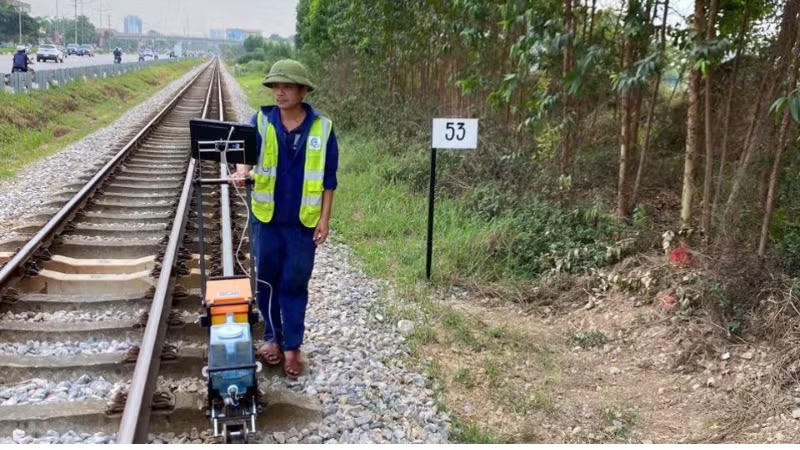 Mở rộng đường ray, bảo đảm an toàn cho chuyên xa. Ảnh: Báo Nhân dân