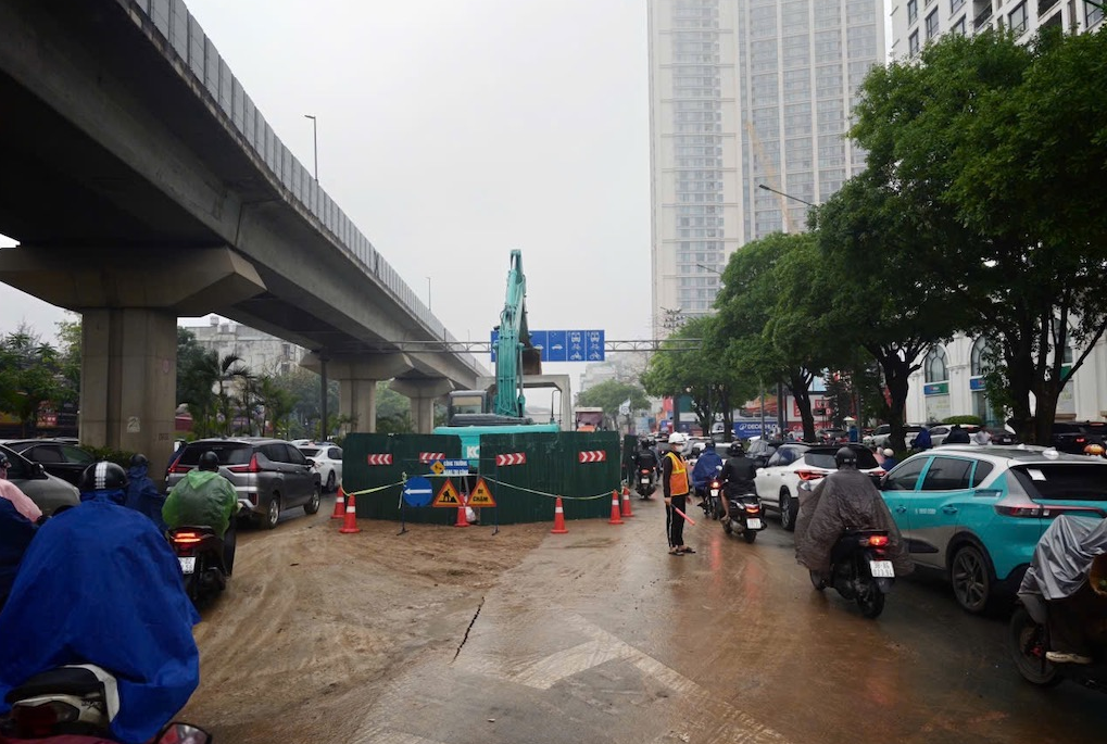 Rào chắn trên đường Nguyễn Trãi để phục vụ thi công dự án chống ngập. Ảnh: TL.