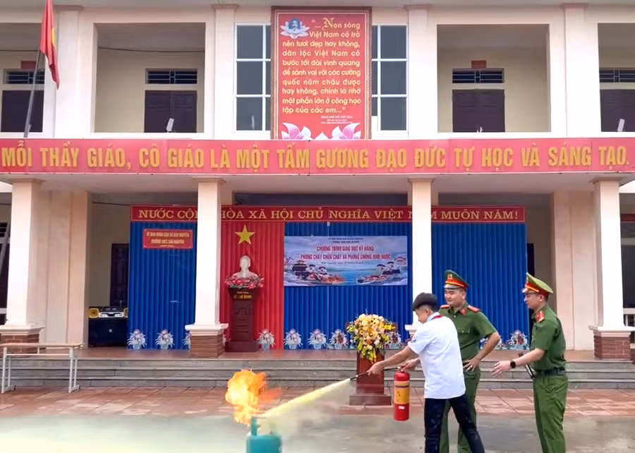 Học sinh Trường THCS Bản Nguyên trải nghiệm thực hành kỹ năng phòng cháy chữa cháy