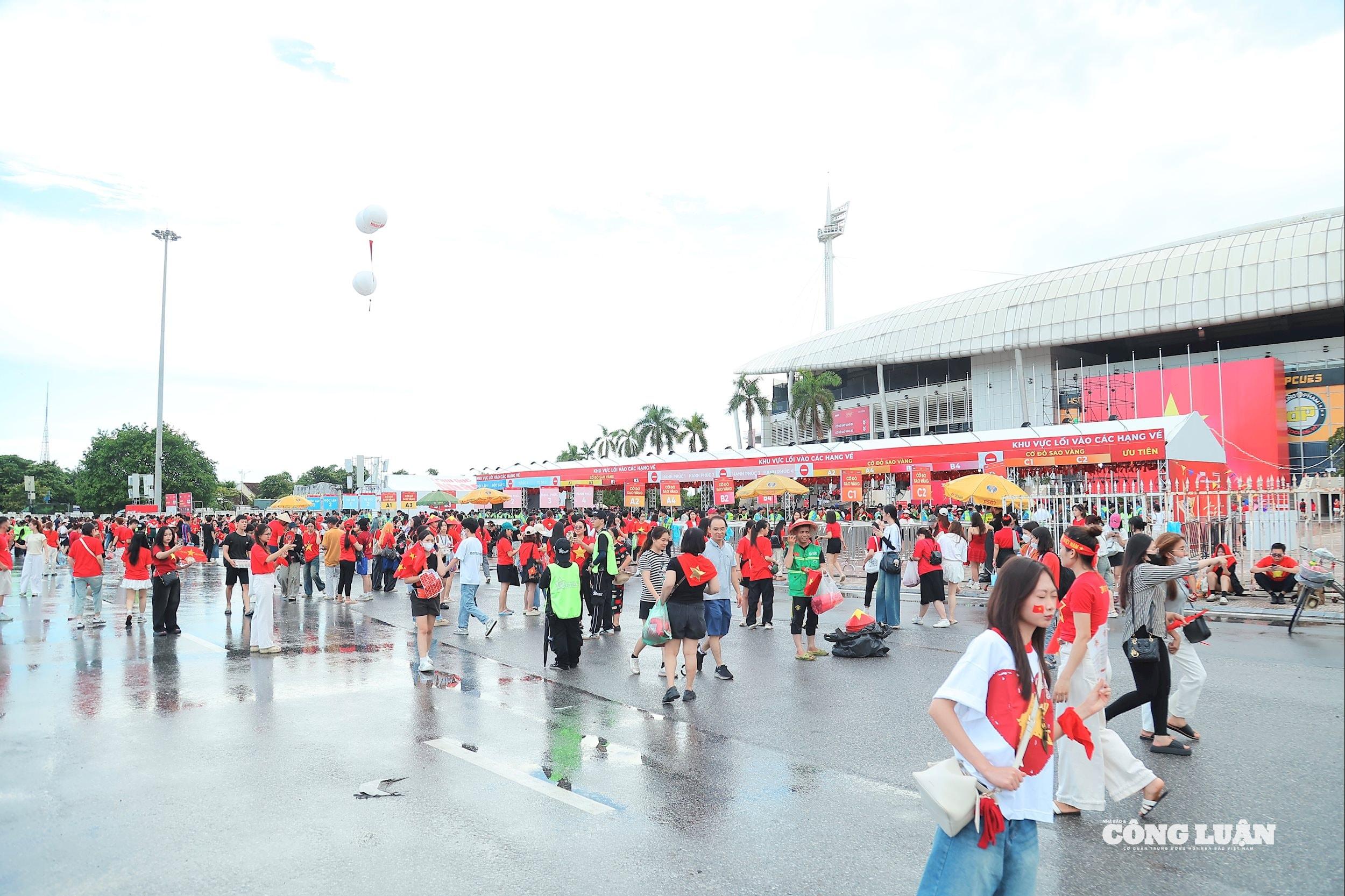 Hàng nghìn người về sân vận động Mỹ Đình (Hà Nội) trong chiều 10/8 để xem chương trình nghệ thuật chính luận