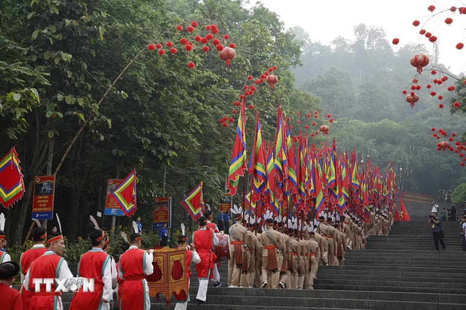 Đoàn nghi lễ rước kiệu tiến lên núi Nghĩa Lĩnh, nơi thờ tự các Vua Hùng. (Ảnh: Thống Nhất/TTXVN)