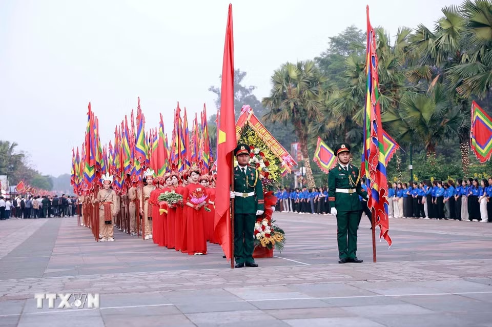 Đoàn nghi lễ khởi hành lên núi Nghĩa Lĩnh, nơi thờ tự các Vua Hùng. (Ảnh: Hoàng Hùng/TTXVN)