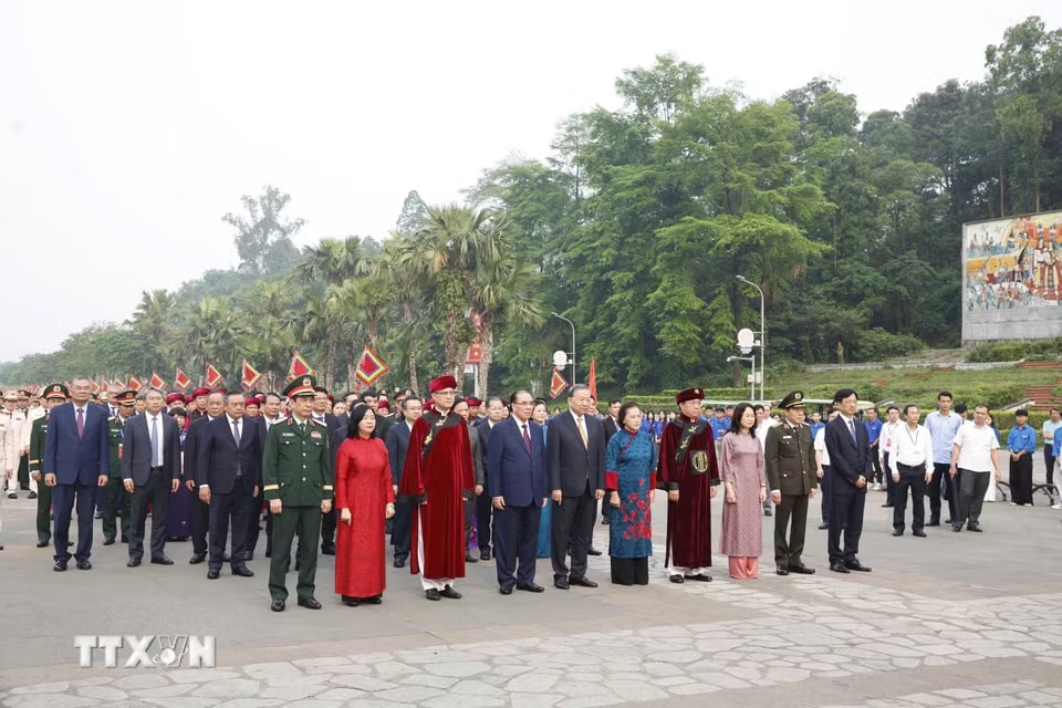Tổng Bí thư, Chủ tịch nước Tô Lâm cùng các đồng chí lãnh đạo, nguyên lãnh đạo Đảng nhà nước khởi hành lên núi Nghĩa Lĩnh để dâng hương tưởng niệm các Vua Hùng. (Ảnh: Thống Nhất/TTXVN)
