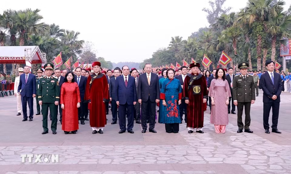 Tổng Bí thư, Chủ tịch nước Tô Lâm cùng các đồng chí lãnh đạo, nguyên lãnh đạo Đảng nhà nước khởi hành lên núi Nghĩa Lĩnh để dâng hương tưởng niệm các Vua Hùng.(Ảnh: Hoàng Hùng/TTXVN)