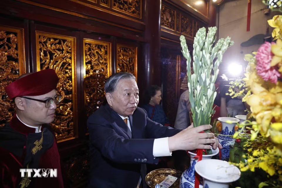 Tổng Bí thư, Chủ tịch nước Tô Lâm dâng hương, dâng hoa tại Đền Thượng. (Ảnh: Thống Nhất/TTXVN)
