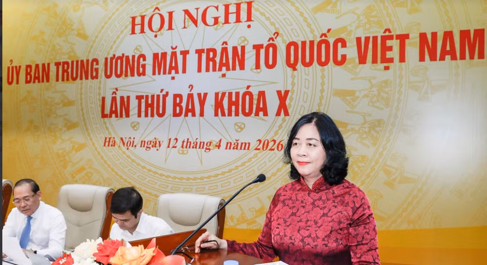 Bà Bùi Thị Minh Hoài, Ủy viên Bộ Chính trị, Bí thư Trung ương Đảng, Bí thư Đảng ủy MTTQ, các đoàn thể Trung ương, Chủ tịch Ủy ban Trung ương MTTQ Việt Nam, phát biểu tại Hội nghị lần thứ Bảy khóa X. 3.png