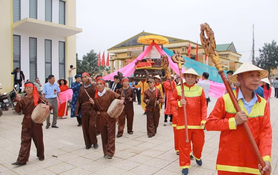 Dòng họ Nguyễn Huy Trường Lưu đón bằng xếp hạng Di tích cấp quốc gia mộ danh nhân Nguyễn Huy Tựu. vi-huong-cong-khiai-sang-van-phai-truong-luu-1.jpg