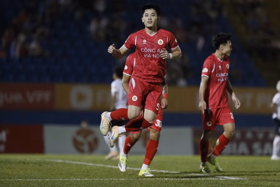 Đình Bắc ghi bàn vào lưới câu lạc bộ Công an TPHCM, vòng 19 V-League 2025 - 2026 ngày 19/4. Ảnh: INT. hang-cong-doi-tuyen-viet-nam-khoi-dau-chu-ky1-1.jpg