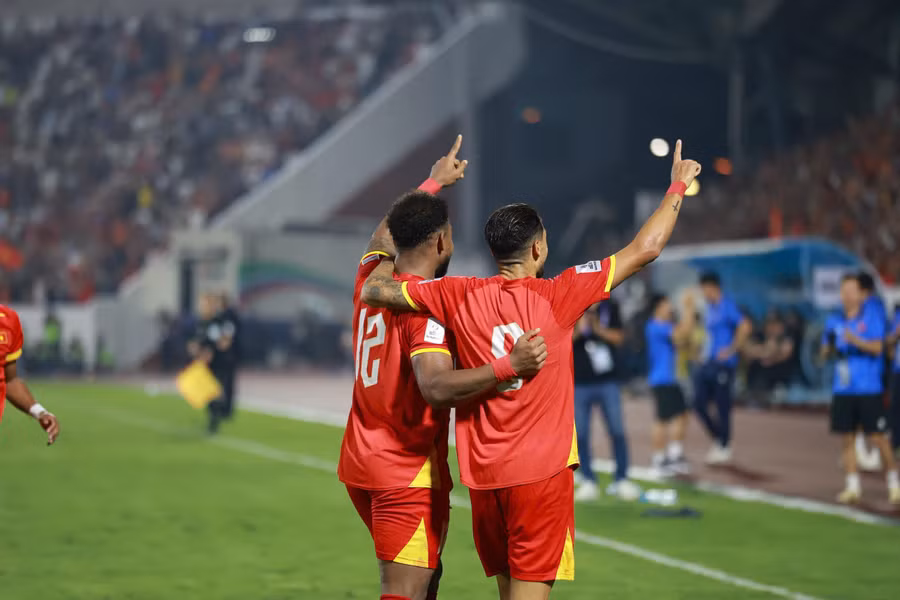 Xuân Son (12) và Hoàng Hên (9) vui mừng sau bàn thắng nâng tỷ số lên 2-0 trận Việt Nam thắng Malaysia 3-1, vòng loại ASIAN Cup 2027 ngày 31/3. Ảnh: INT. hang-cong-doi-tuyen-viet-nam-khoi-dau-chu-ky-2.jpg