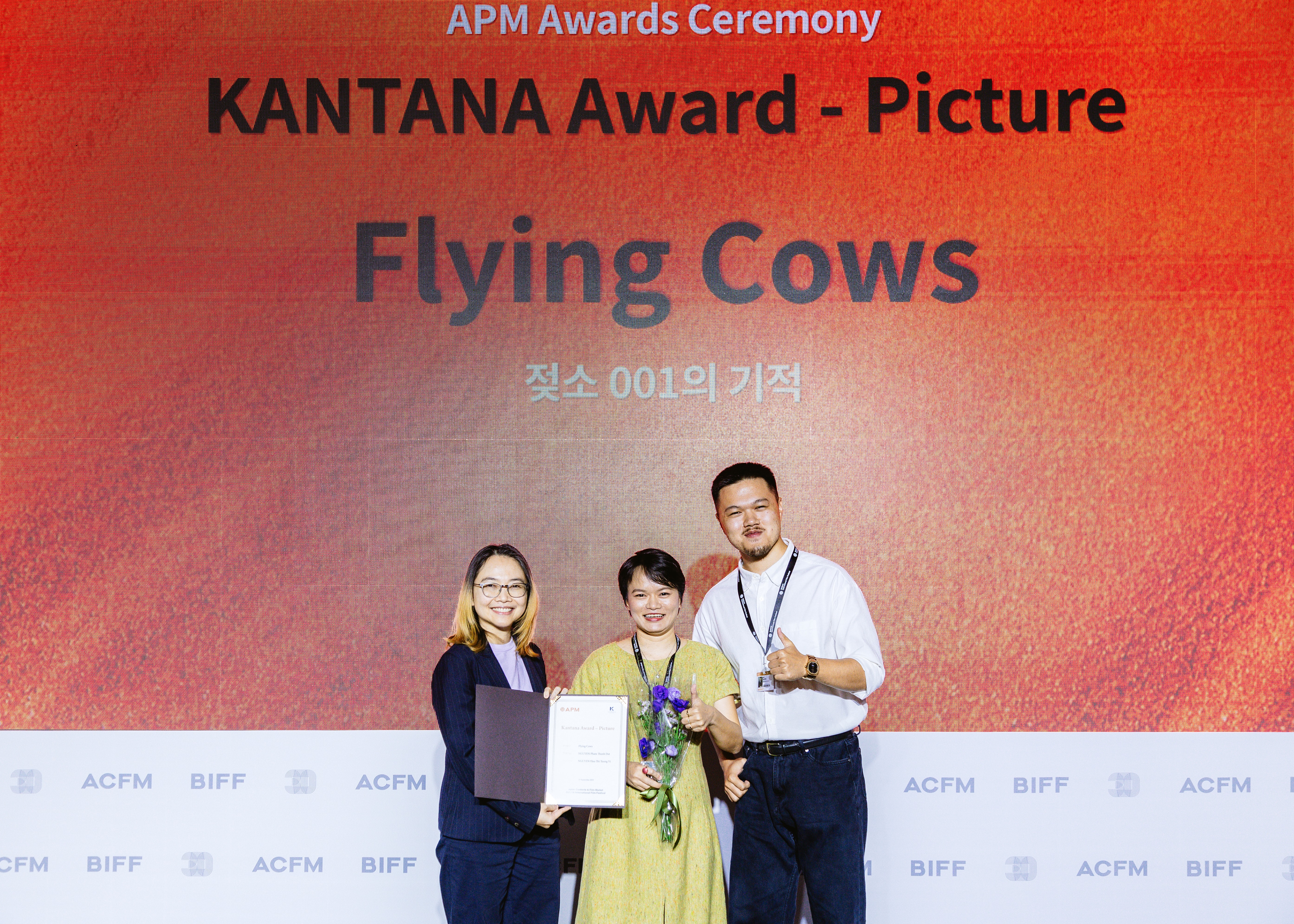 nsx-nguyen-huu-tuong-vi-va-dao-dien-nguyen-pham-thanh-dat-nhan-giai-kantana-award-tai-busan-2025.jpg