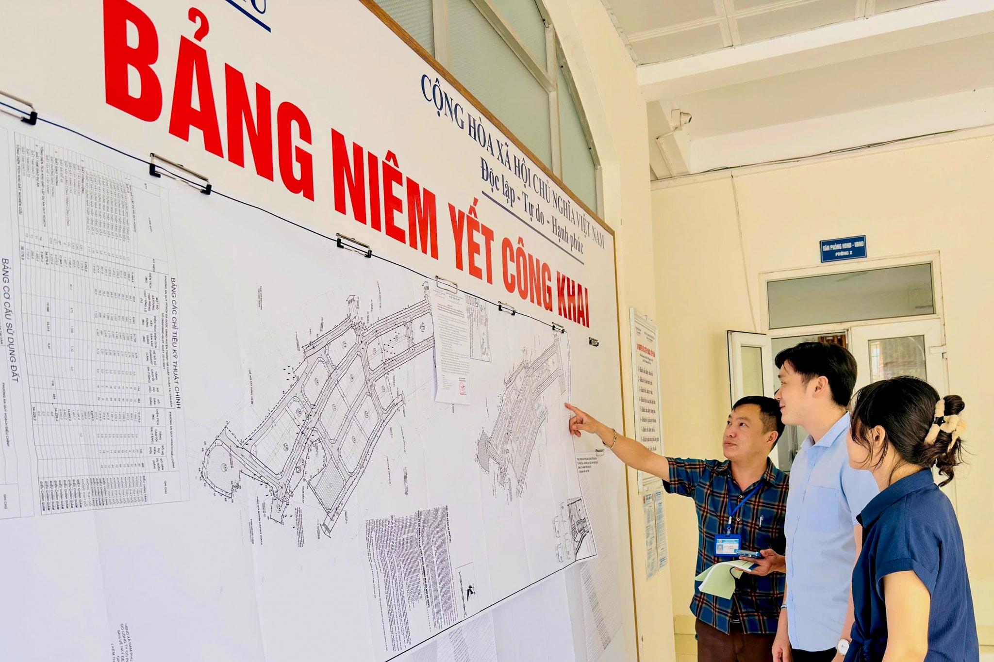 Bảng niêm yết công khai quy hoạch và giải phóng mặt bằng được đặt tại sảnh trụ sở UBND xã Nam Phù. Ảnh: PX