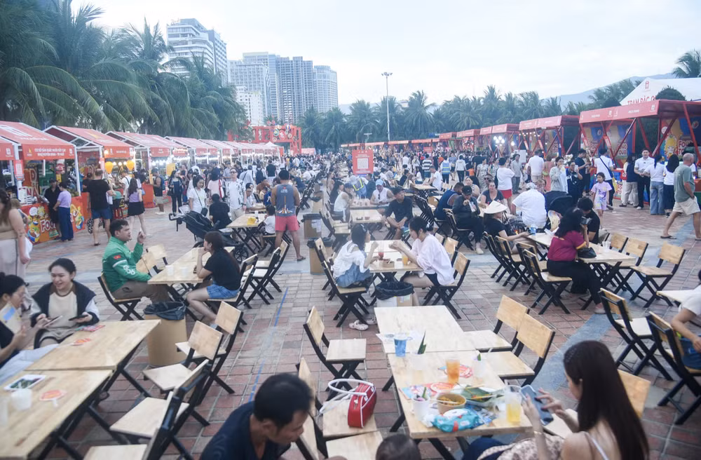 Không gian Tinh hoa ẩm thực xứ Quảng quy tụ hơn 200 gian hàng ẩm thực địa phương, vùng miền và quốc tế. Ảnh: Viết Niệm anh-man-hinh-2026-05-21-luc-223217.png