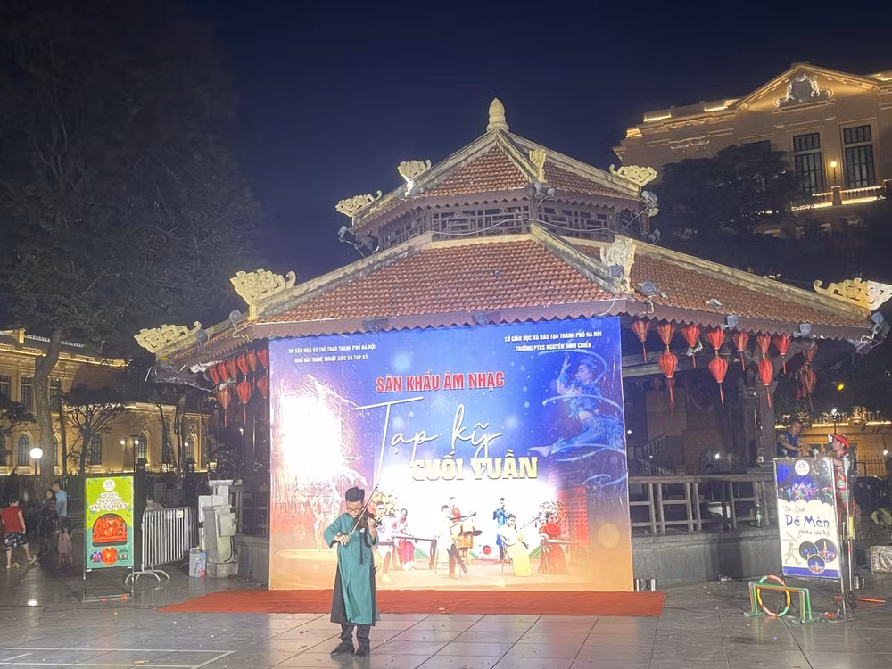 Em Lý Thành Anh Kiệt, học sinh Trường Trung học cơ sở Nguyễn Đình Chiểu biểu diễn violon. Ảnh: Tuyết Mai - TTXVN img-9644.jpg