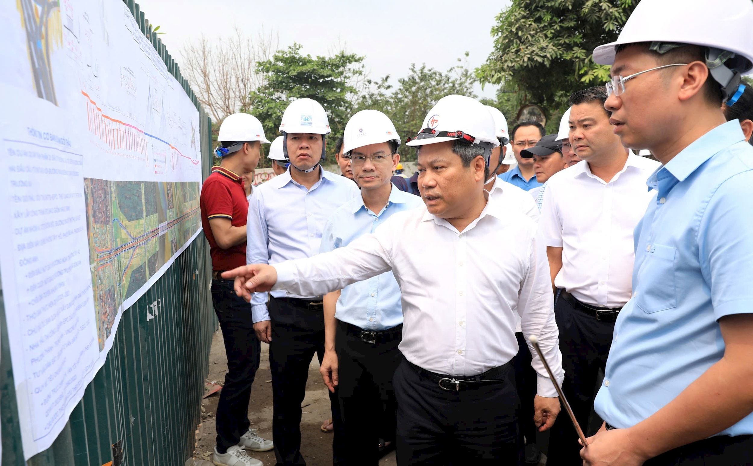 Chủ tịch UBND thành phố Vũ Đại Thắng kiếm tra tiến độ dự án cầu Tứ Liên. Ảnh: PV