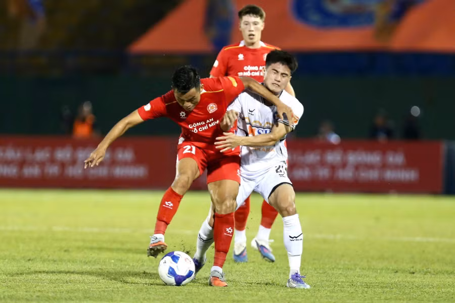 Công an TPHCM (áo sẫm) hòa 2-2 với SHB Đà Nẵng trên sân nhà ngày 16/5. Ảnh: VPF. v-league-lap-ky-luc-thay-huan-luyen-vien-2.jpg