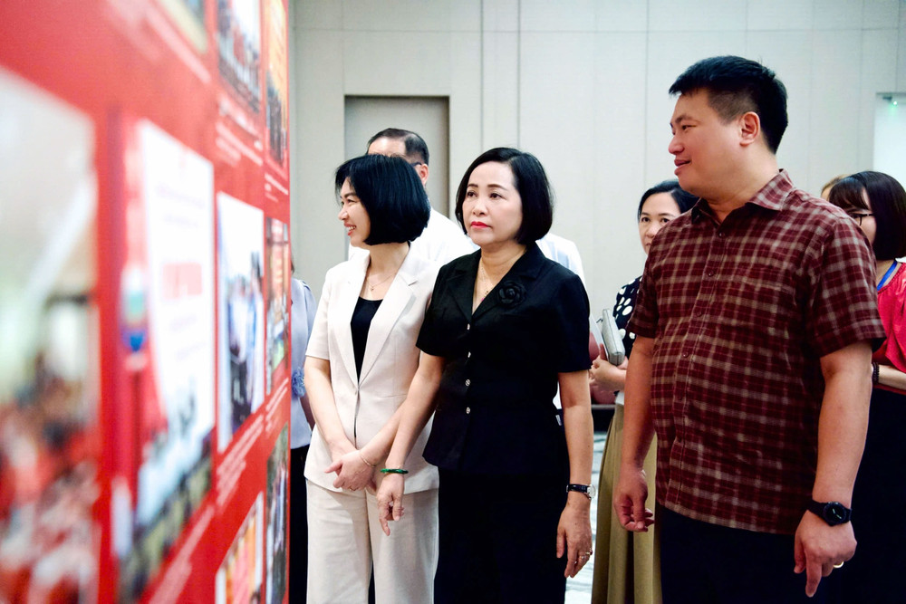 Phó Chủ tịch Quốc hội Nguyễn Thị Thanh kiểm tra Triển lãm ảnh trưng bày tại Hội nghị (ảnh QH). Phó Chủ tịch Quốc hội Nguyễn Thị Thanh kiểm tra Triển lãm ảnh trưng bày tại Hội nghị (ảnh QH).