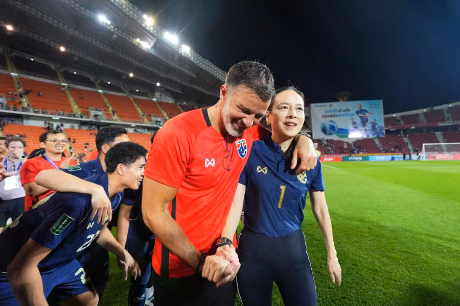 Bà Madam Pang và huấn luyện viên Anthony Hudson ăn mừng sau vòng loại ASIAN Cup 2027. Ảnh: INT. huong-toi-asean-cup-2026-thai-lan-quyet-doi-lai-2.jpg