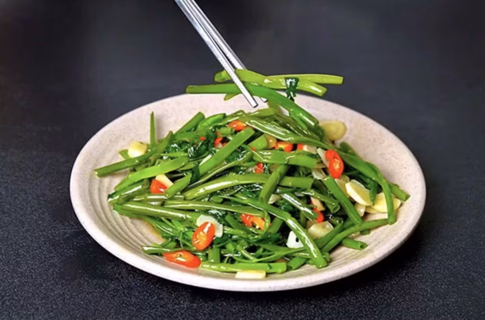 "Rau muống xào tỏi" - món ăn quốc dân của bữa cơm gia đình người Việt Nam. Ảnh: sưu tầm anh-man-hinh-2026-06-08-luc-224351.png