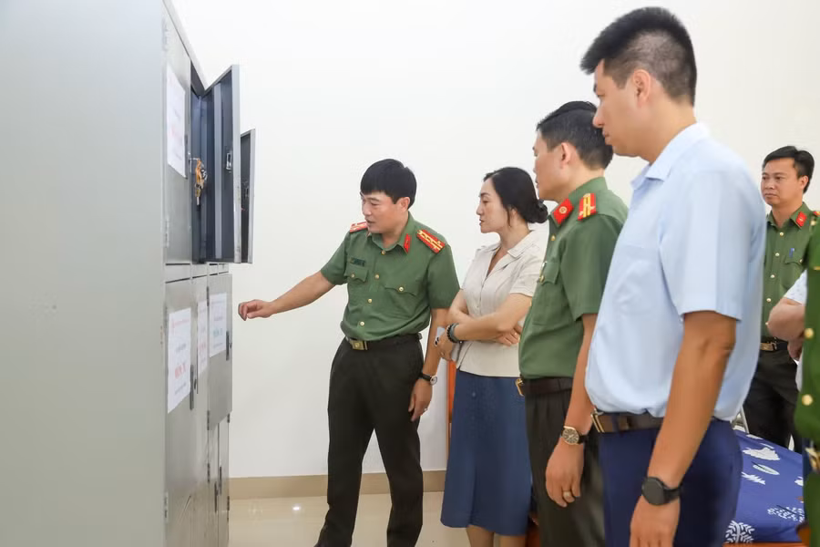 Đoàn công tác kiểm tra tại điểm thi Trường THPT Từ Sơn (phường Đồng Nguyên). c-truong-thpt-tu-son-2.jpg