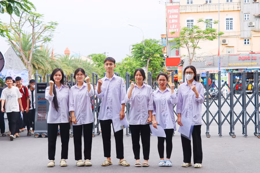 Việc kiểm tra an ninh bằng máy quét giúp thí sinh thêm vững tin, tránh gây áp lực tâm lý cũng như sự cố đáng tiếc cho thí sinh tại các điểm thi. z7923062320832-bf5539b8d6a406e7e927f1bb61e10bea.jpg