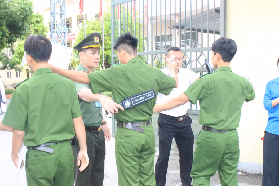 Chiến sĩ nghĩa vụ Công an nhân dân tham dự Kỳ thi tốt nghiệp THPT năm 2026 được kiểm tra an ninh tại cổng Điểm thi Trường THPT chuyên Hà Tĩnh trước giờ làm bài. img-1170.jpg