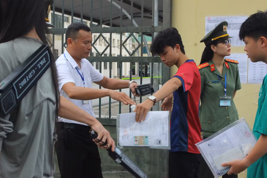 Hầu hết thí sinh đều chủ động chấp hành quy định, chỉ mang theo các vật dụng cần thiết. img-1085.jpg