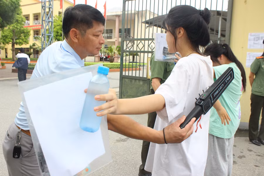 Lực lượng công an phối hợp cán bộ làm nhiệm vụ sử dụng máy quét an ninh cầm tay kiểm tra thí sinh trước khi vào khu vực thi img-1091.jpg