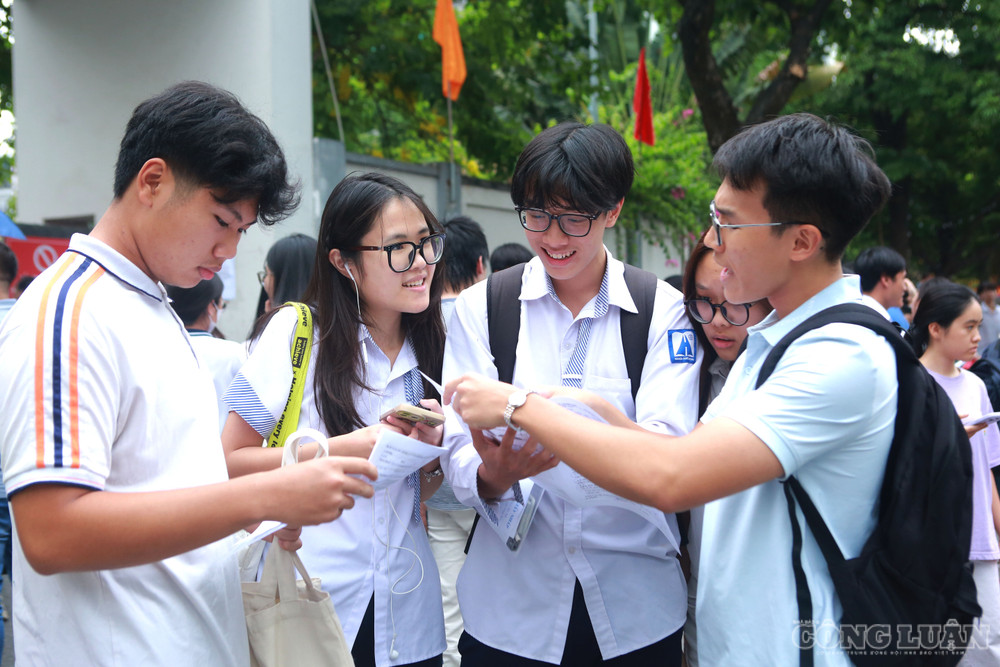 Sau khi hoàn thành môn Toán, nhiều thí sinh vui vẻ trò chuyện cùng bạn bè về bài thi. Không khí trước cổng trường trở nên rộn ràng khi các em hào hứng chia sẻ những câu làm được và dự đoán kết quả của mình. clo_br_9.jpg