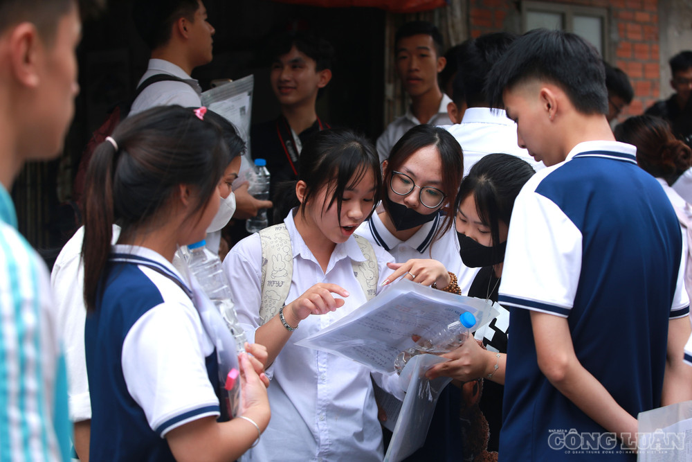 Với việc hoàn thành môn Toán chiều 11/6, các thí sinh đã khép lại hai môn thi bắt buộc của Kỳ thi tốt nghiệp THPT năm 2026. Sáng 12/6, các em sẽ tiếp tục dự thi hai môn tự chọn để hoàn thành kỳ thi quan trọng của tuổi học trò. clo_br_6r4a6444.jpg