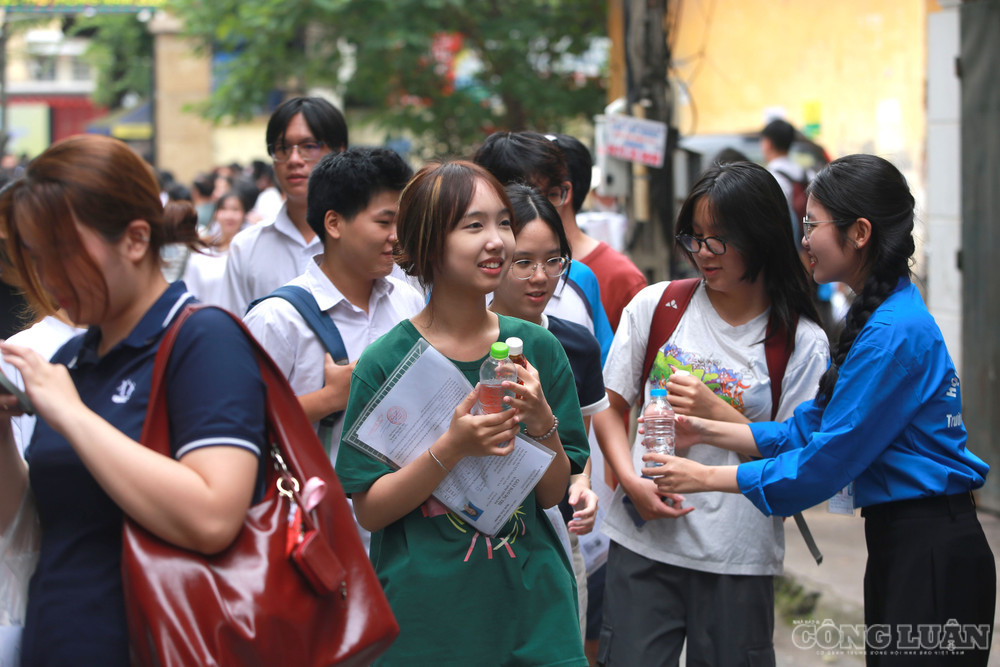 Hàng nghìn chai nước uống, quạt cầm tay, mũ đã được trao tận tay thí sinh, góp phần tiếp thêm động lực cho các em. clo_br_12.jpg