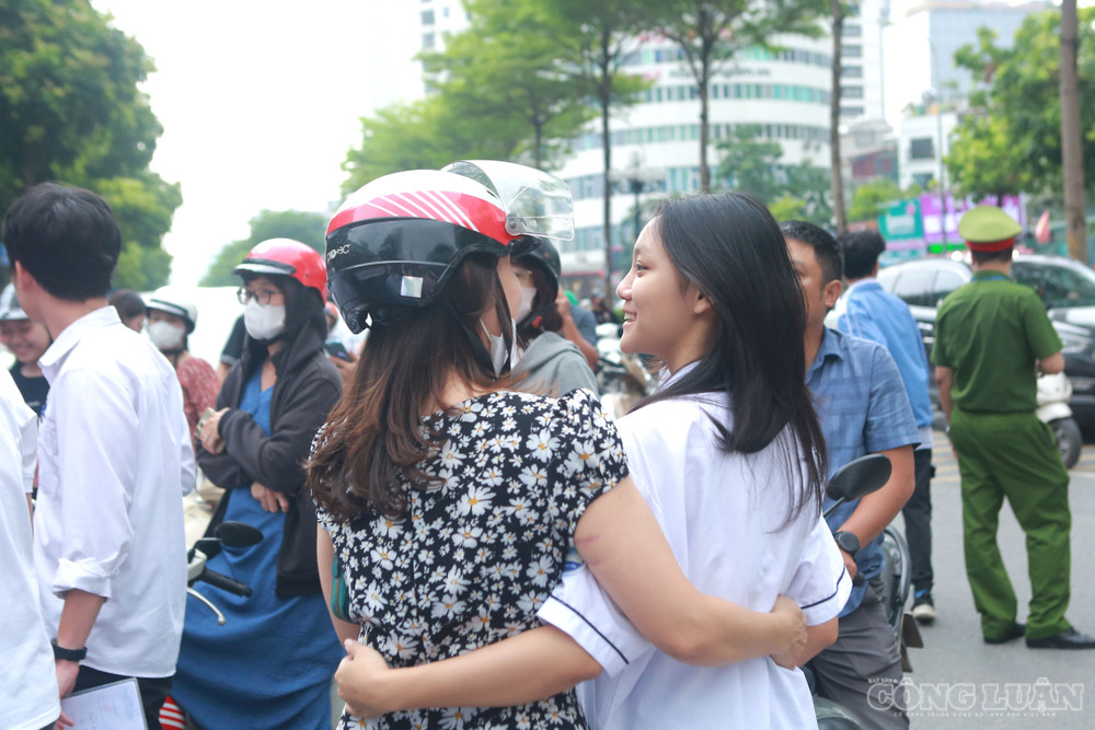 Hình ảnh phụ huynh và thí sinh vui vẻ trước cổng trường. Em Nguyễn Trịnh Việt Chi cho biết cảm thấy khá thoải mái sau ngày thi đầu tiên. “Em đã hoàn thành cả hai môn thi theo đúng mục tiêu đặt ra. Môn Toán có một vài câu khiến em phân vân nhưng nhìn chung em thấy nhẹ nhõm vì đã vượt qua ngày thi đầu tiên”, Chi chia sẻ. clo_br_4.jpg