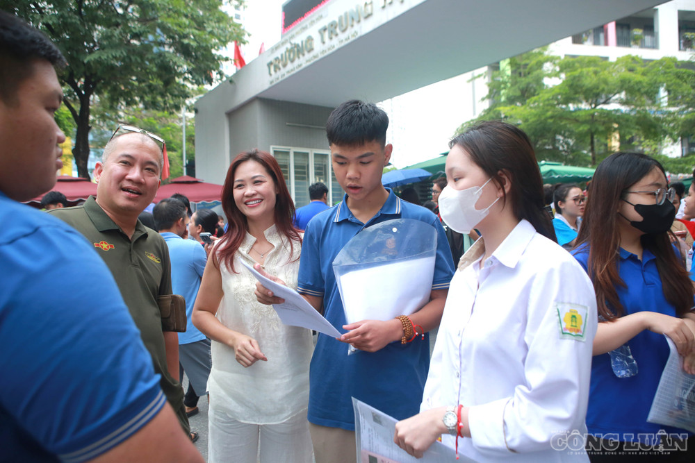 Rời phòng thi sau môn Toán, nhiều thí sinh không giấu được sự nhẹ nhõm khi đã hoàn thành hai bài thi quan trọng nhất của kỳ thi. Không khí bên ngoài cổng trường trở nên sôi động với những cuộc trò chuyện, những cái ôm động viên và tiếng cười của thí sinh cùng người thân. clo_br_8.jpg