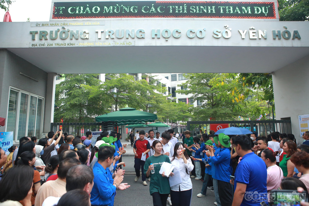 Tại điểm thi Trường THCS Yên Hòa, hơn 16h các thí sinh đã bắt đầu di chuyển ra khỏi điểm thi, nhiều phụ huynh đã có mặt để chờ đón con em. Khi tiếng trống báo hết giờ thi vang lên, hàng trăm ánh mắt dõi về phía cổng trường trong sự hồi hộp. clo_br_3.jpg