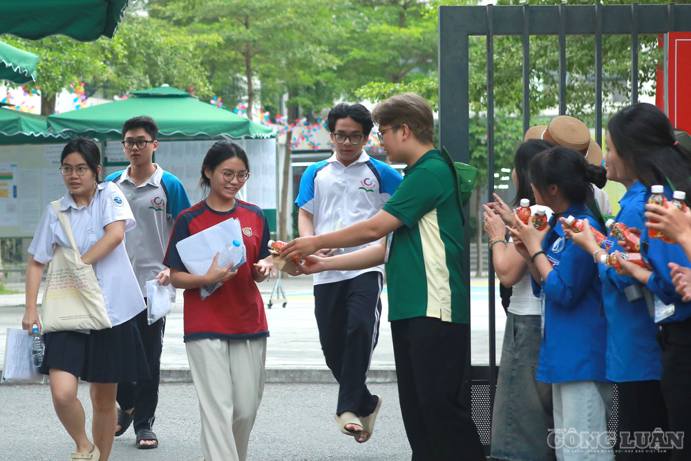 Trong suốt ngày thi đầu tiên, lực lượng thanh niên tình nguyện cũng luôn túc trực tại các điểm thi để hỗ trợ thí sinh và người nhà. clo_br_2.jpg