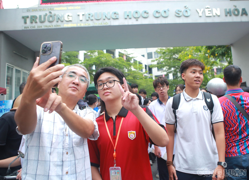 Sau giờ thi, nhiều phụ huynh tranh thủ ghi lại những khoảnh khắc đáng nhớ cùng con em ngay trước cổng trường. Những lời chúc mừng và những bức ảnh lưu niệm đã khiến khu vực trước các điểm thi trở nên ấm áp hơn. clo_br_6.jpg