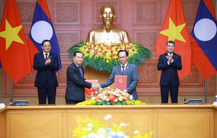 Bộ trưởng Bộ GD&ĐT Việt Nam Hoàng Minh Sơn và Phó Thủ tướng, Bộ trưởng Bộ Giáo dục và Thể thao Lào Thongsalith Mangnomek trao Bản ghi nhớ về hợp tác triển khai dạy tiếng Lào tại Việt Nam. image83.png