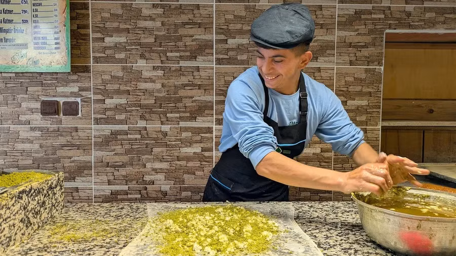 Phải mất nhiều năm, thợ làm bánh mới thành thạo làm baklava. Ảnh: Bbc.com mon-banh-cuc-ngon-tu-vang-xanh-3.jpg