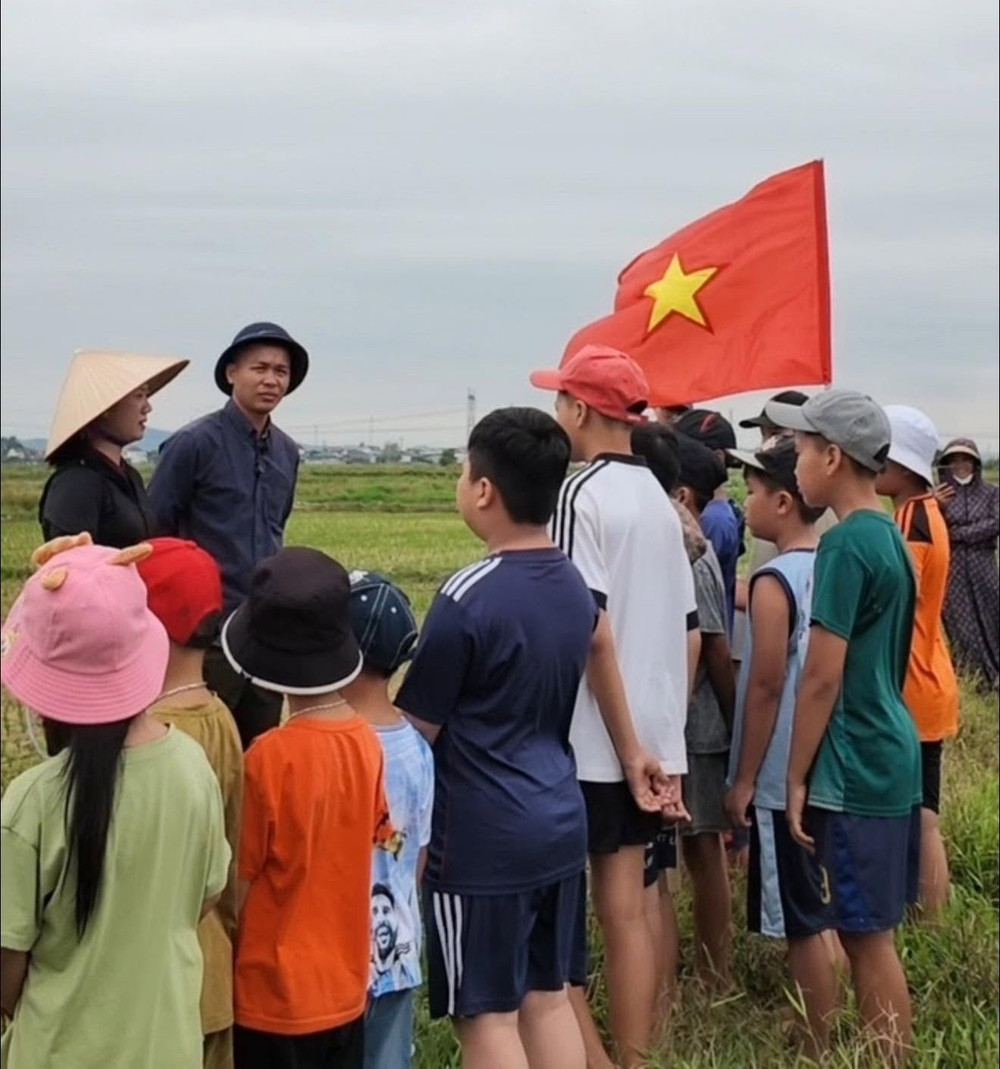 Anh Phương hướng dẫn, dặn dò các vấn đề an toàn trước khi các cháu xuống ruộng thực hiện các hoạt động trải nghiệm (ảnh NVCC) 1.jpg