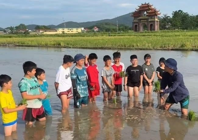 Trải nghiệm cấy lúa giúp các em hiểu hơn những vất vả của người nông dân (ảnh NVCC) 2.jpg