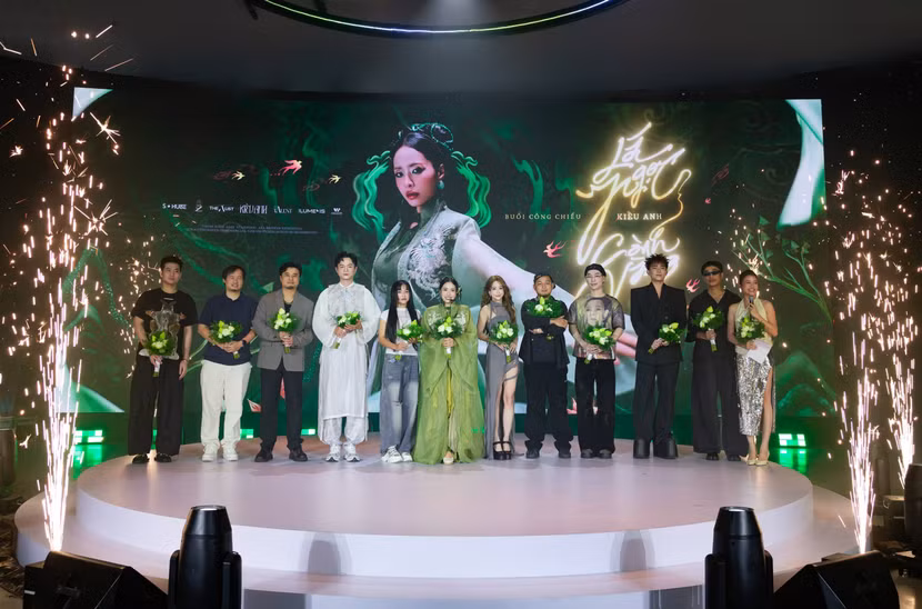 Ca nương Kiều Anh và ekip thực hiện MV "Lá ngọc cành vàng" trên sân khấu r6n-4818.jpg